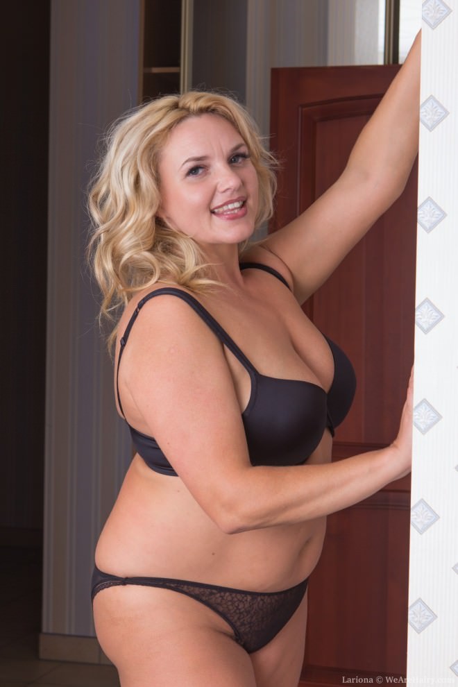 Зрелая толстушка с волосатой пиздой