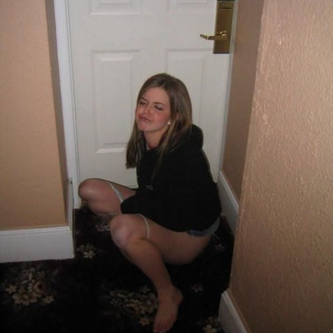 Пьяные девушки писают: 120 мокрых фото Пьяные девушки писают: 120 мокрых фото