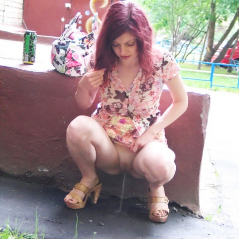 Пьяные девушки писают: 120 мокрых фото Пьяные девушки писают: 120 мокрых фото