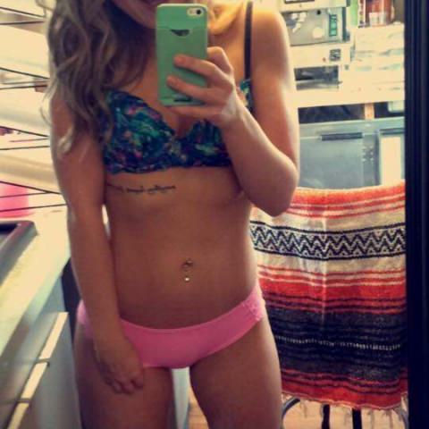 Девушки в трусиках, селфи: 60 горячих фото Девушки в трусиках, селфи: 60 горячих фото