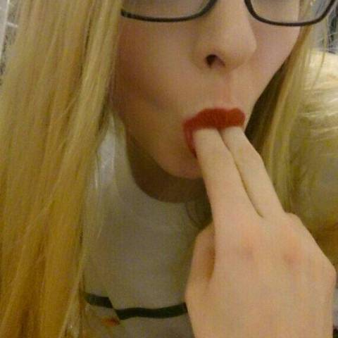 Голое селфи сексапильной блондинки в очках