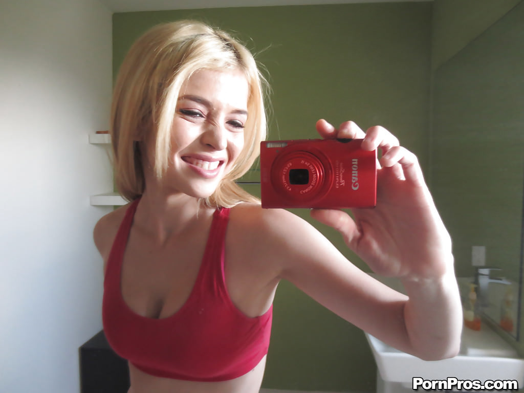 Селфи ебабельной блондинки в ванной