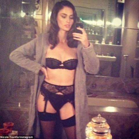 Молодые сучки в чулках, селфи: 85 отборных фото