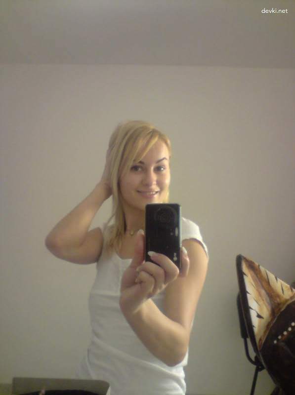 Блондинка дня: сиськи и немного письки