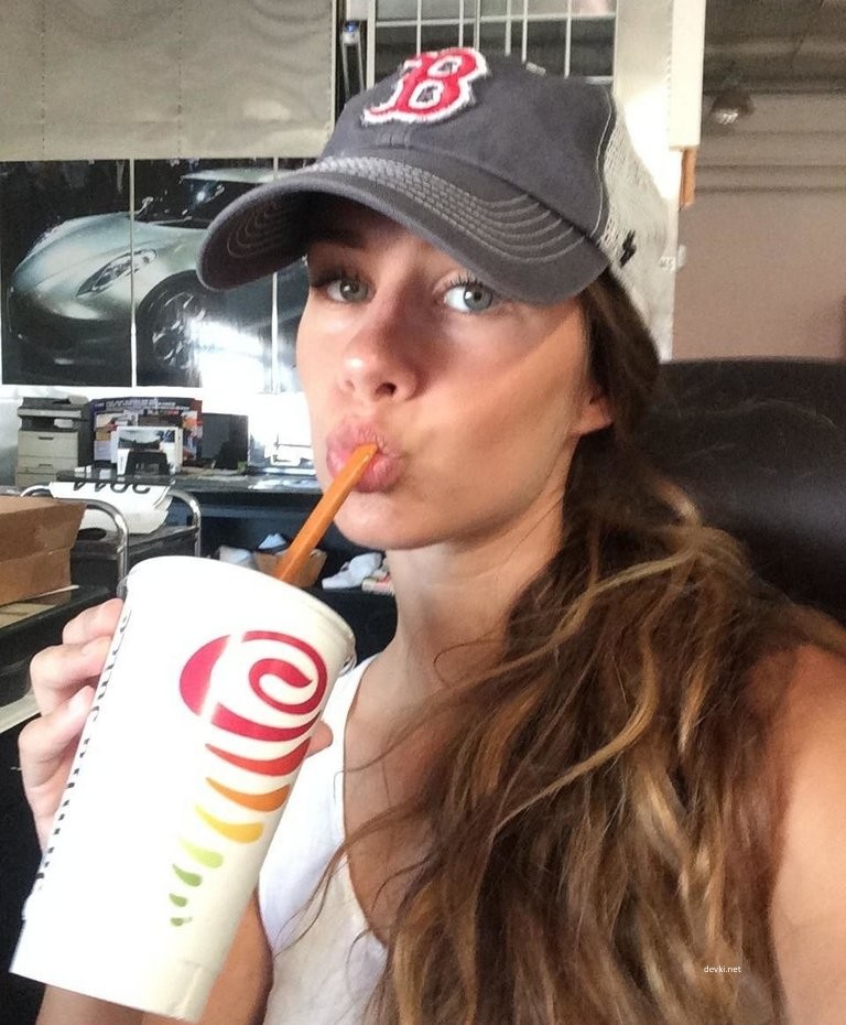 Шатенка дня: трусишки прочь