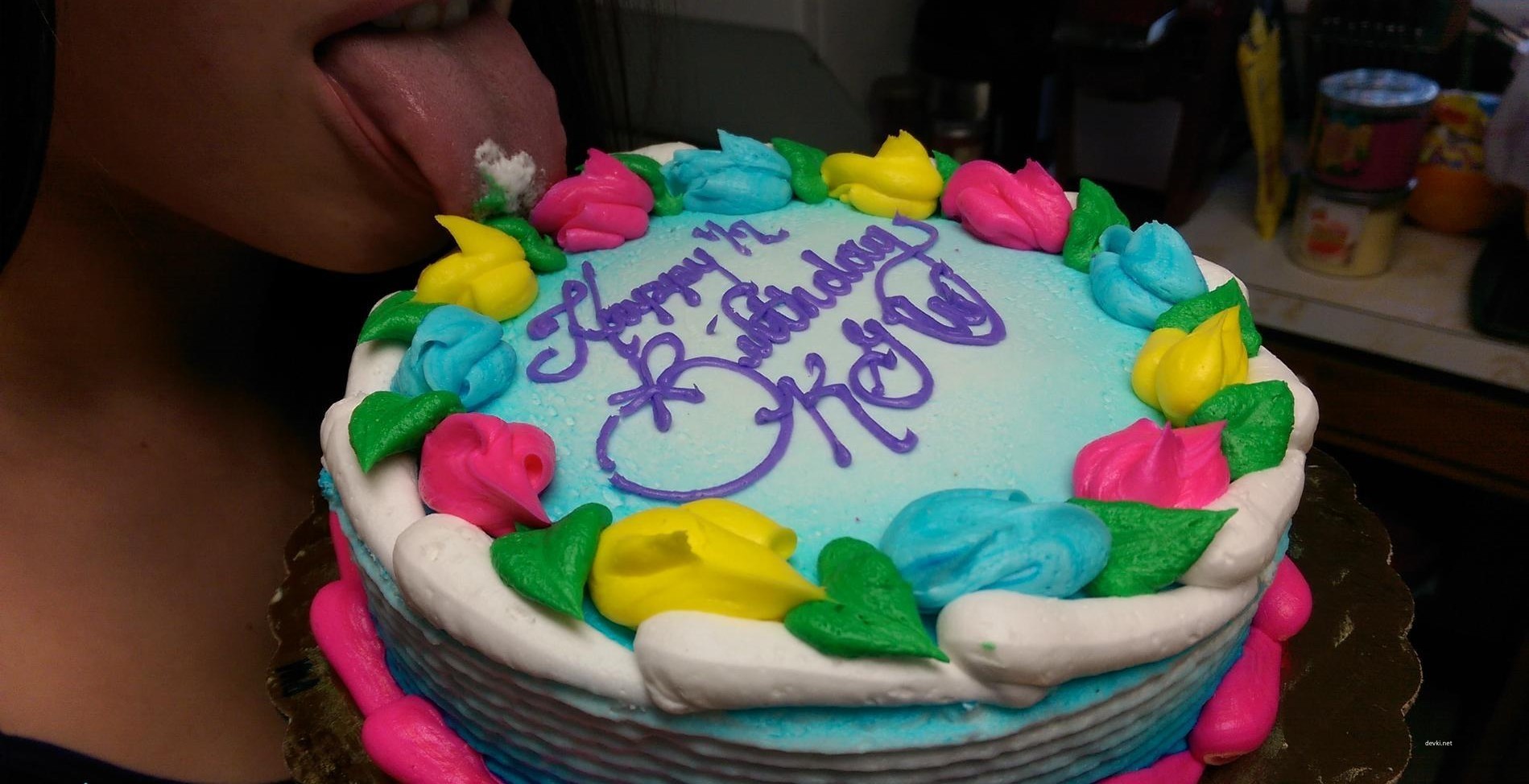 Шатенка дня: в рот тебе ноги