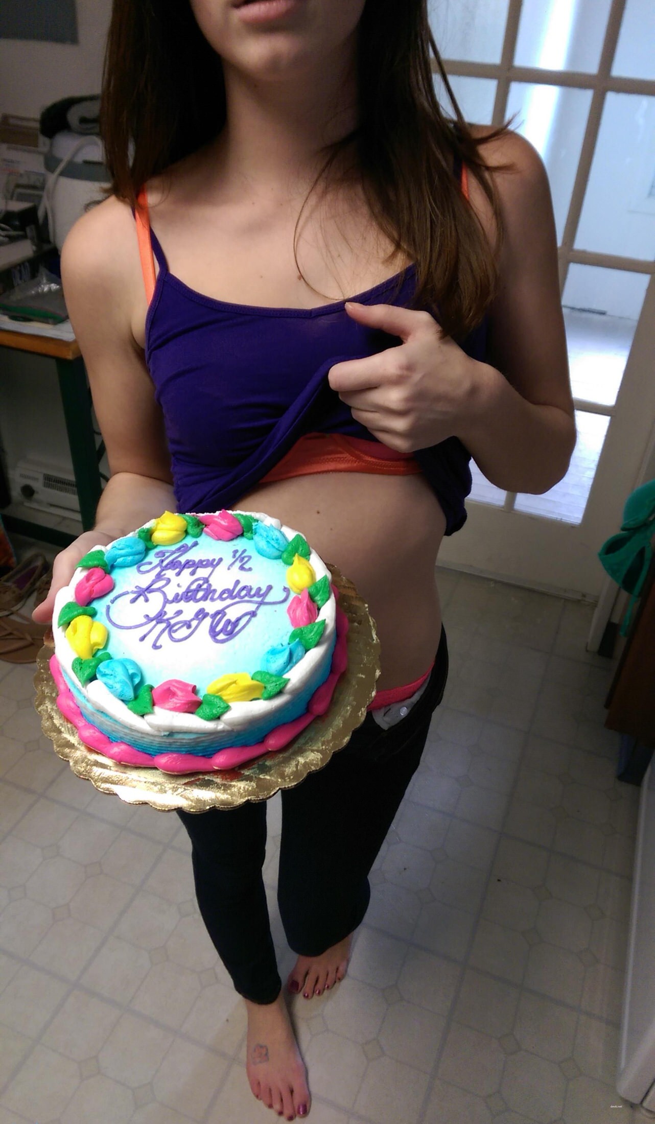 Шатенка дня: в рот тебе ноги