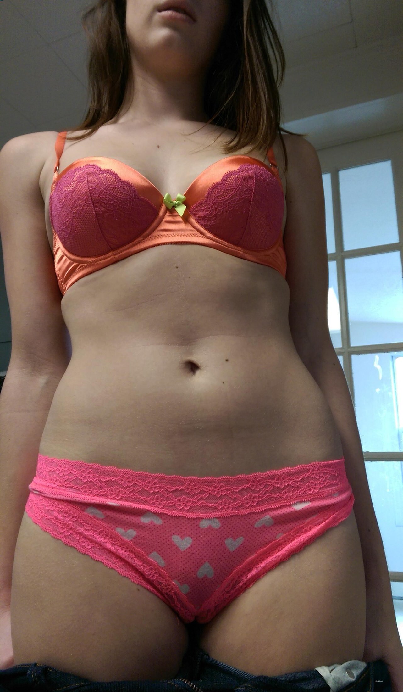 Шатенка дня: в рот тебе ноги