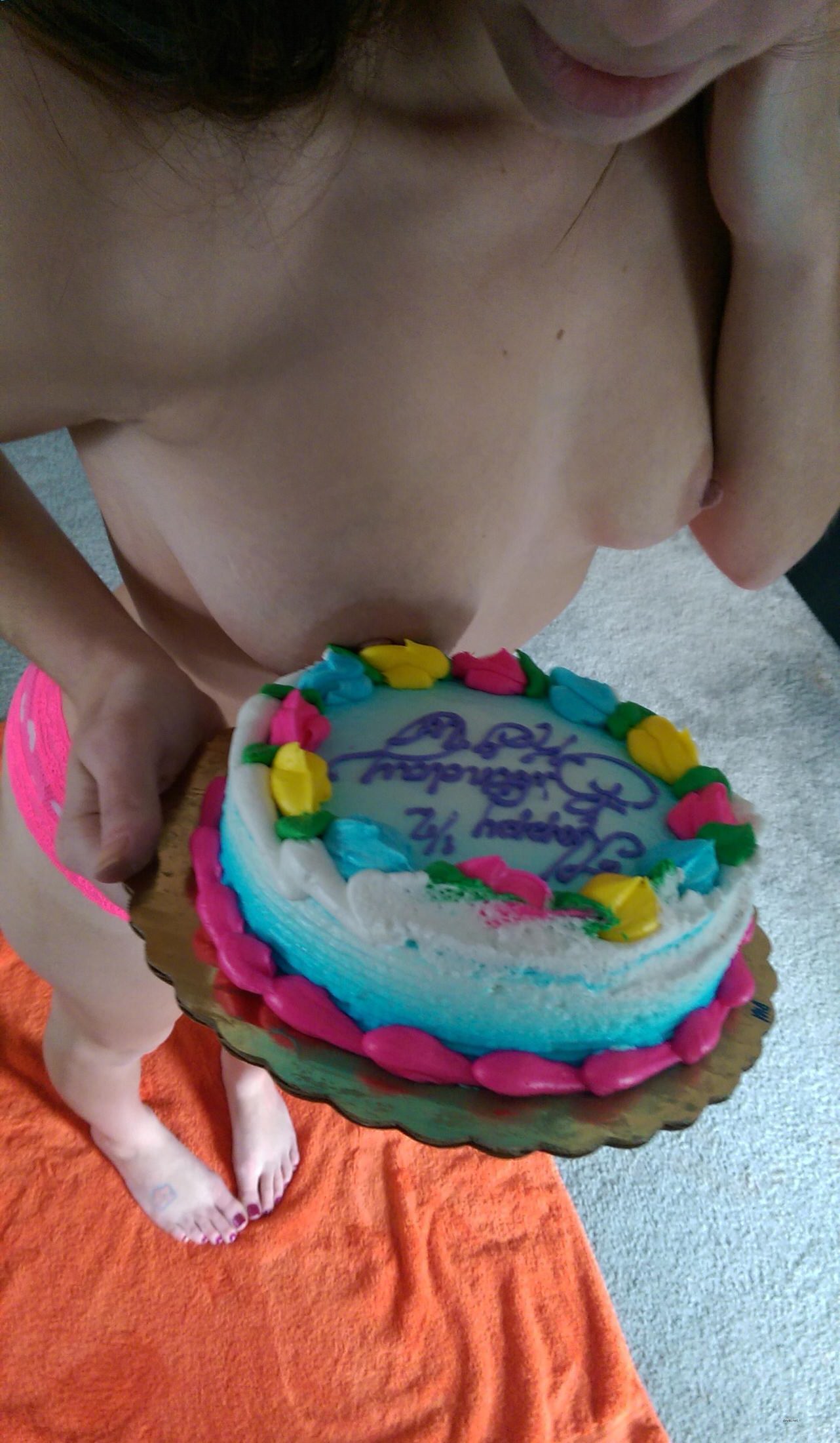 Шатенка дня: в рот тебе ноги