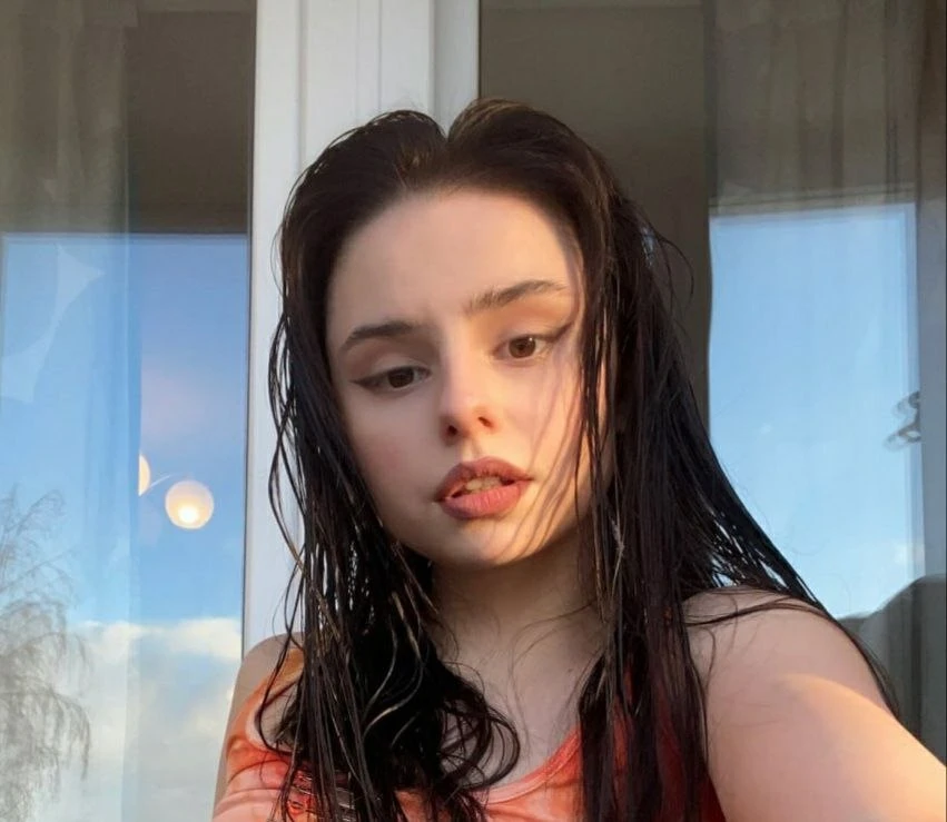 Брюнетка дня: съешь меня!