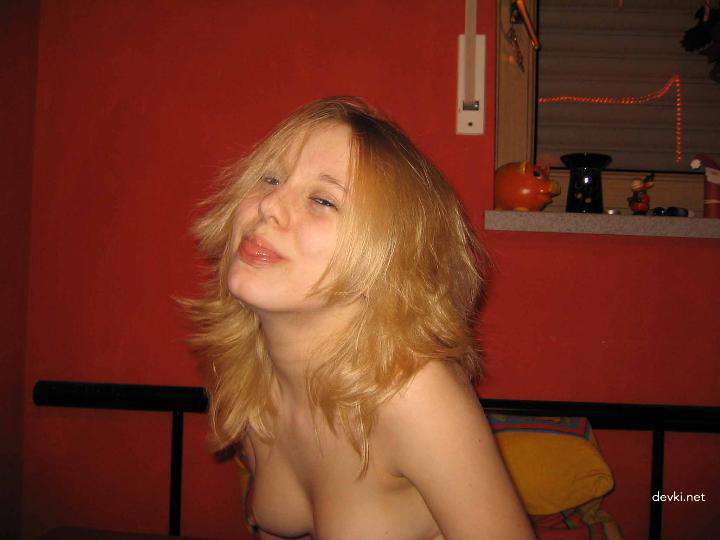 Блондинка дня: стесНяшка