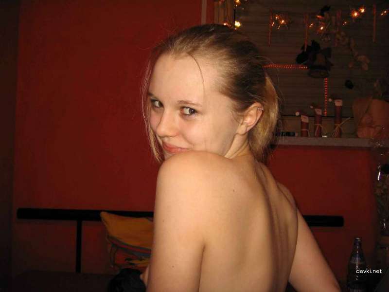 Блондинка дня: стесНяшка