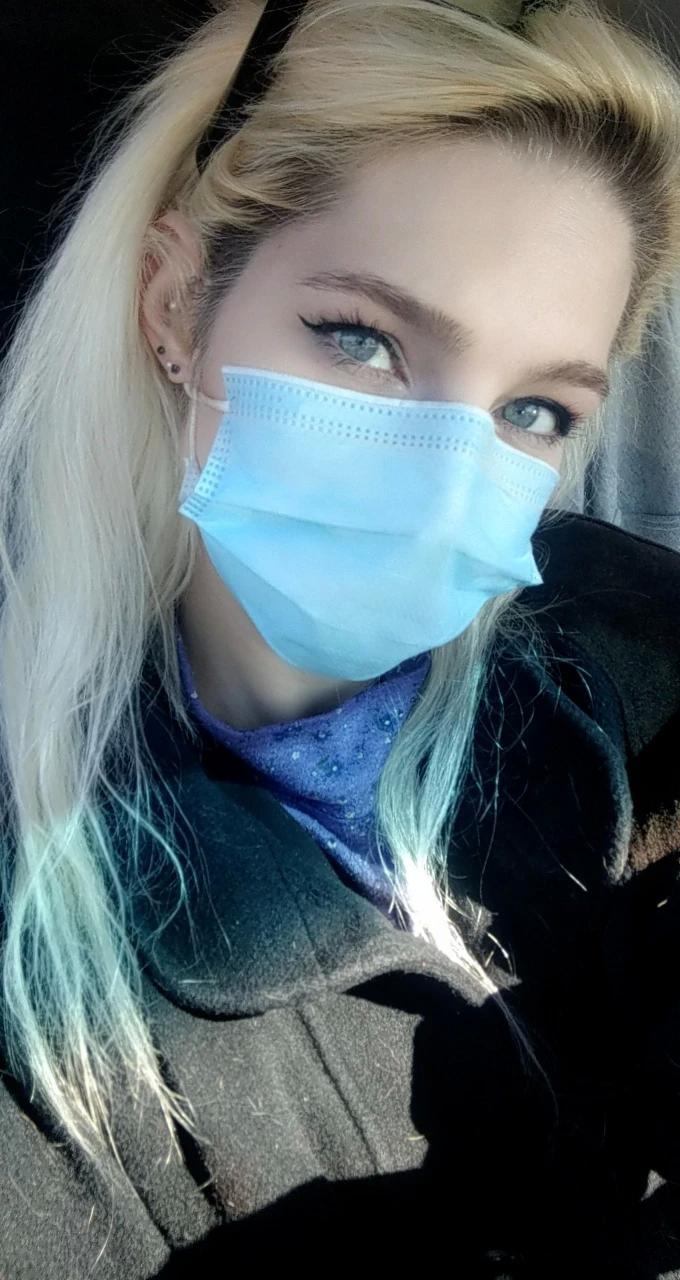 Блондинка дня: одна дома