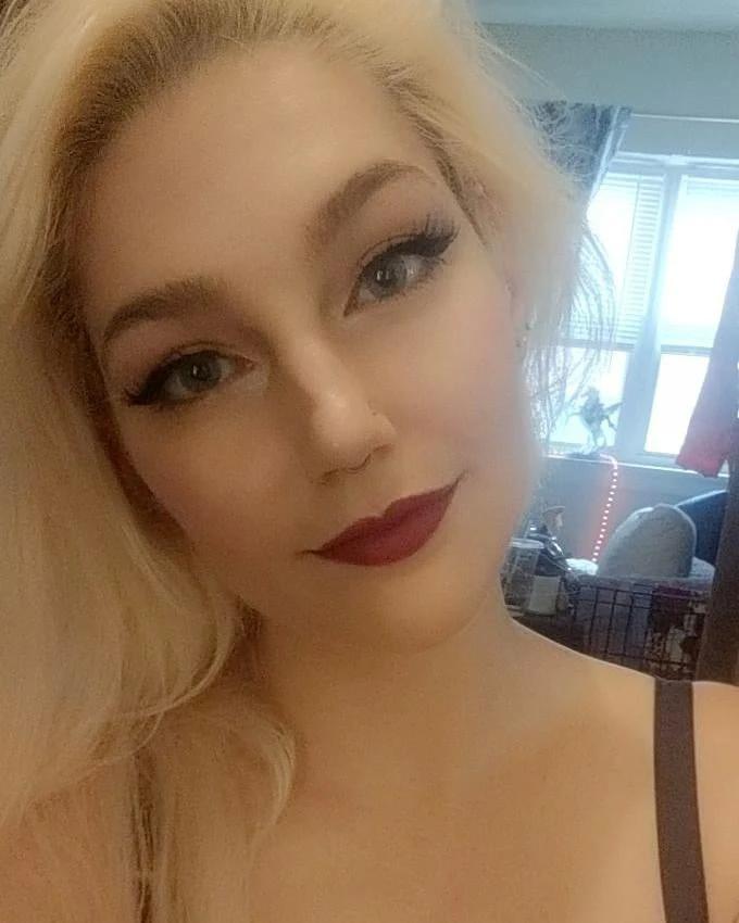 Блондинка дня: одна дома