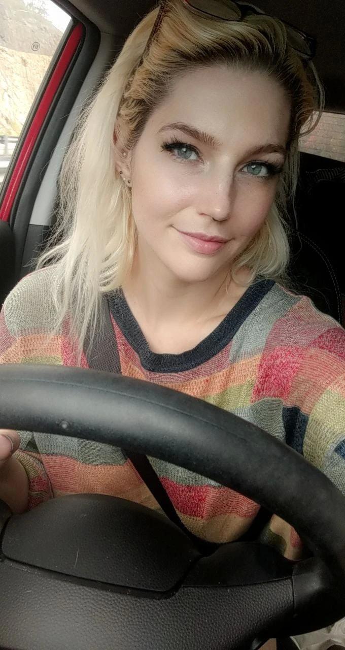 Блондинка дня: одна дома