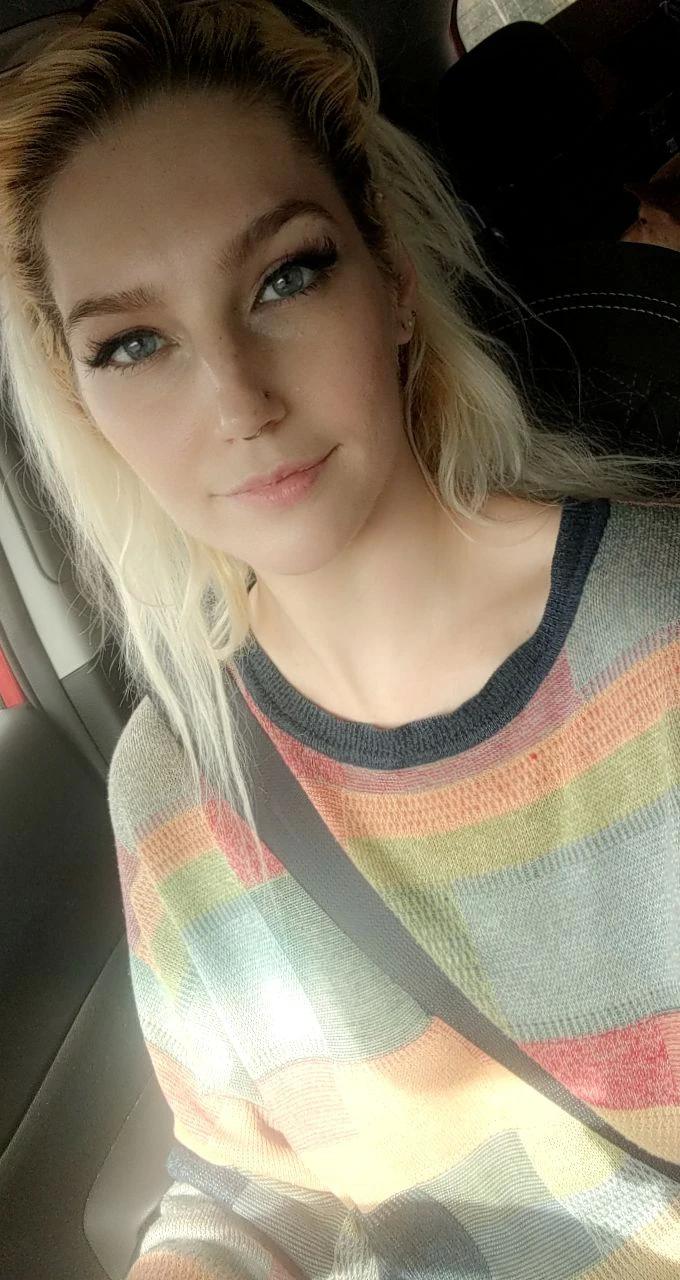 Блондинка дня: одна дома