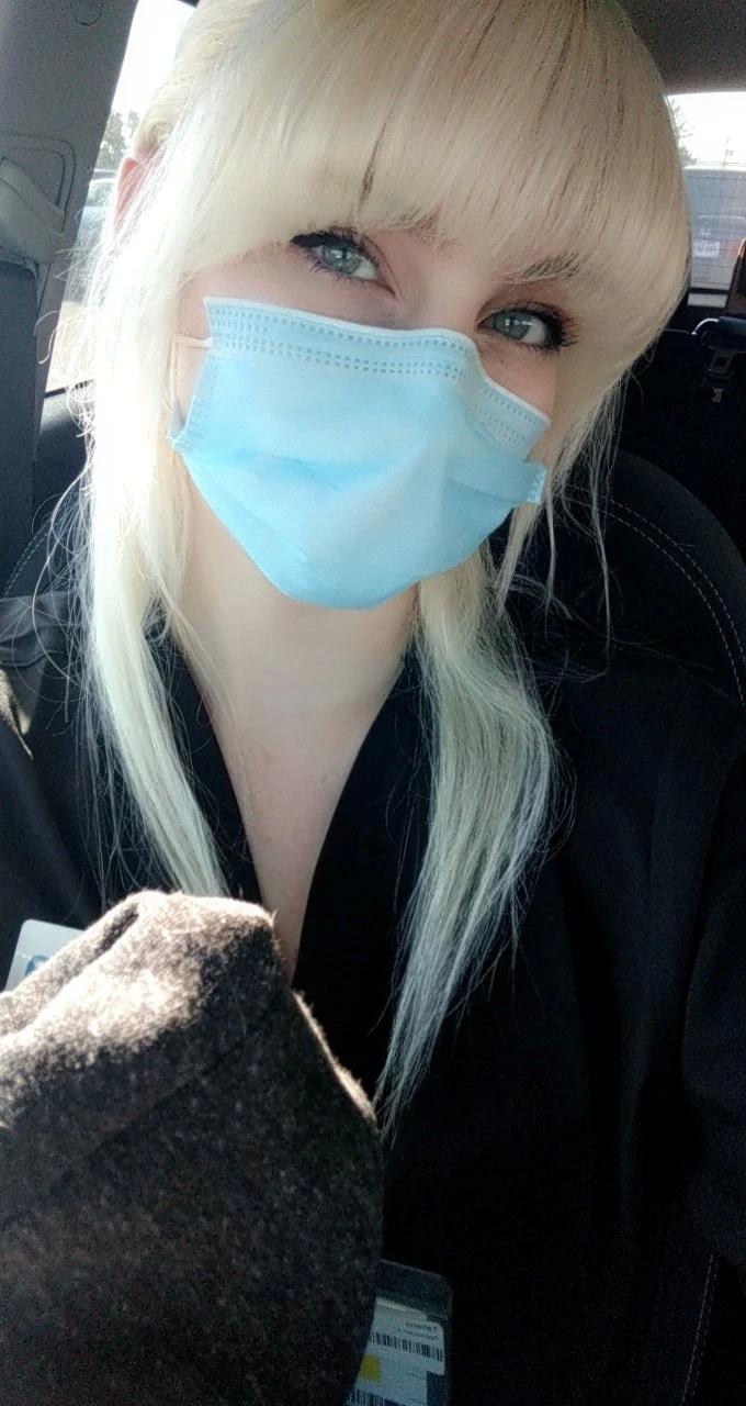 Блондинка дня: одна дома