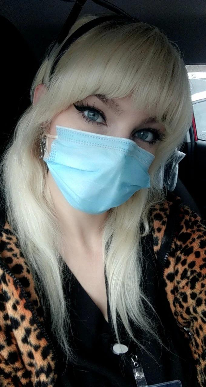 Блондинка дня: одна дома