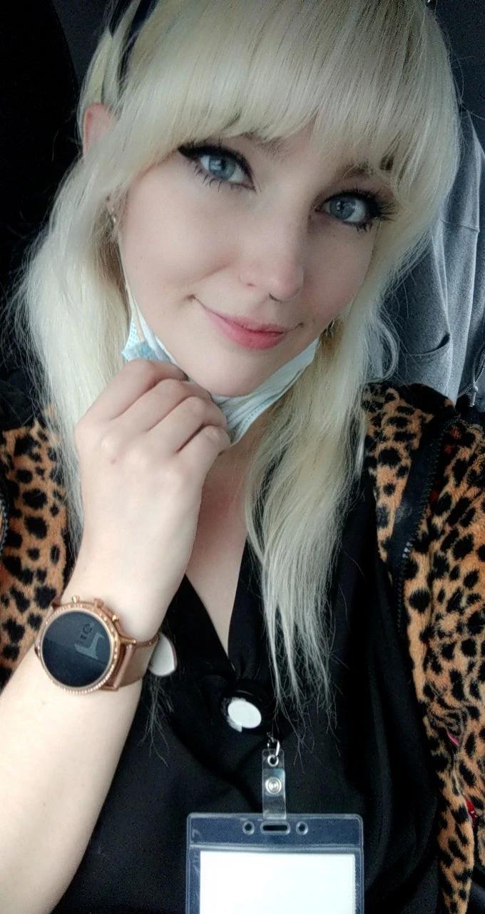 Блондинка дня: одна дома