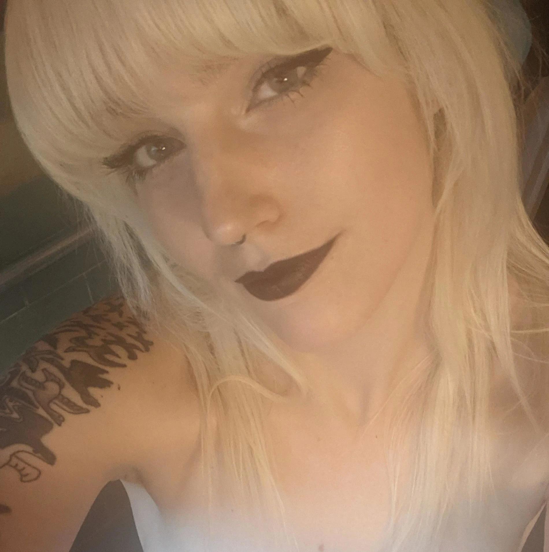 Блондинка дня: одна дома