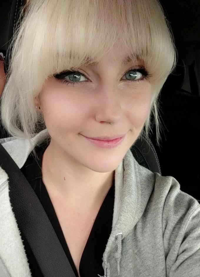 Блондинка дня: одна дома