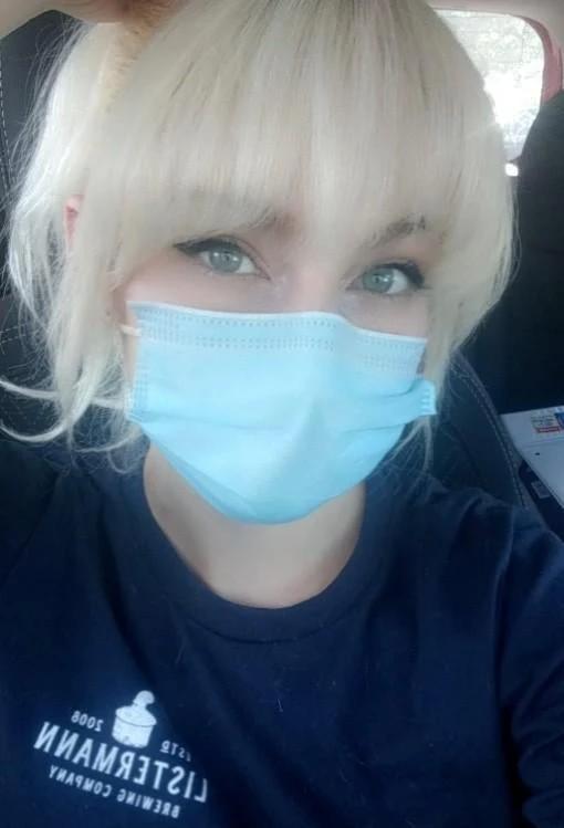 Блондинка дня: одна дома