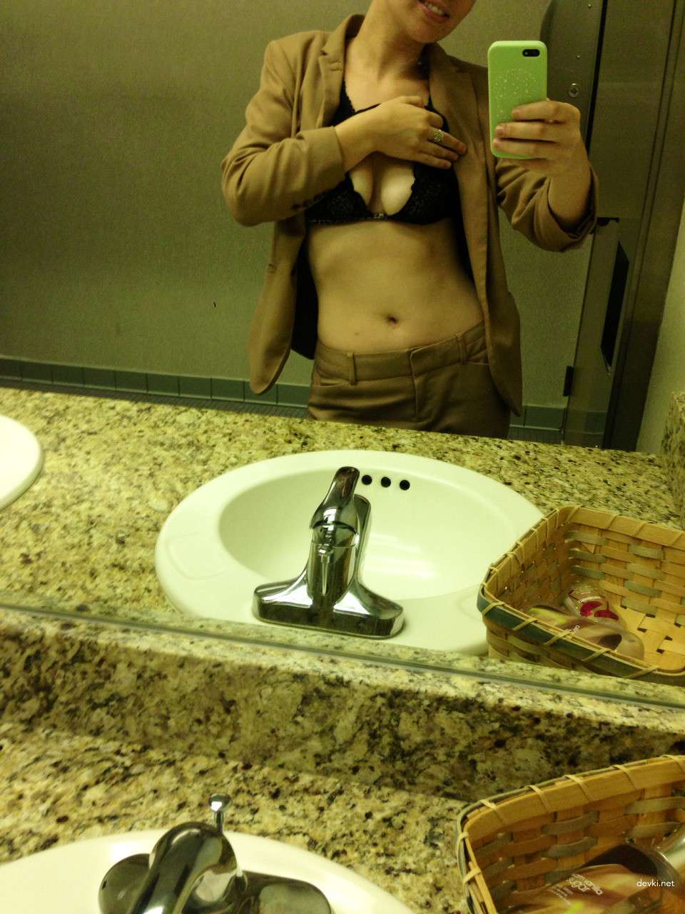 Шатенка дня: работа - не волк