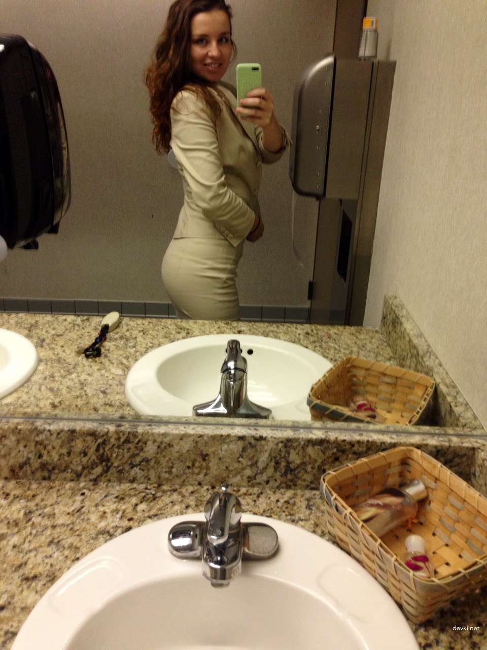 Шатенка дня: работа - не волк