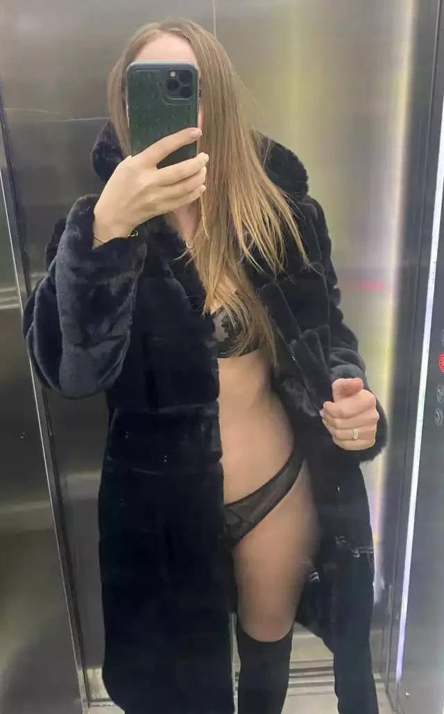 Блондинка дня: стюардесса по имени Жанна