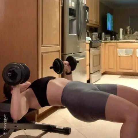 Блондинка дня: наприседала