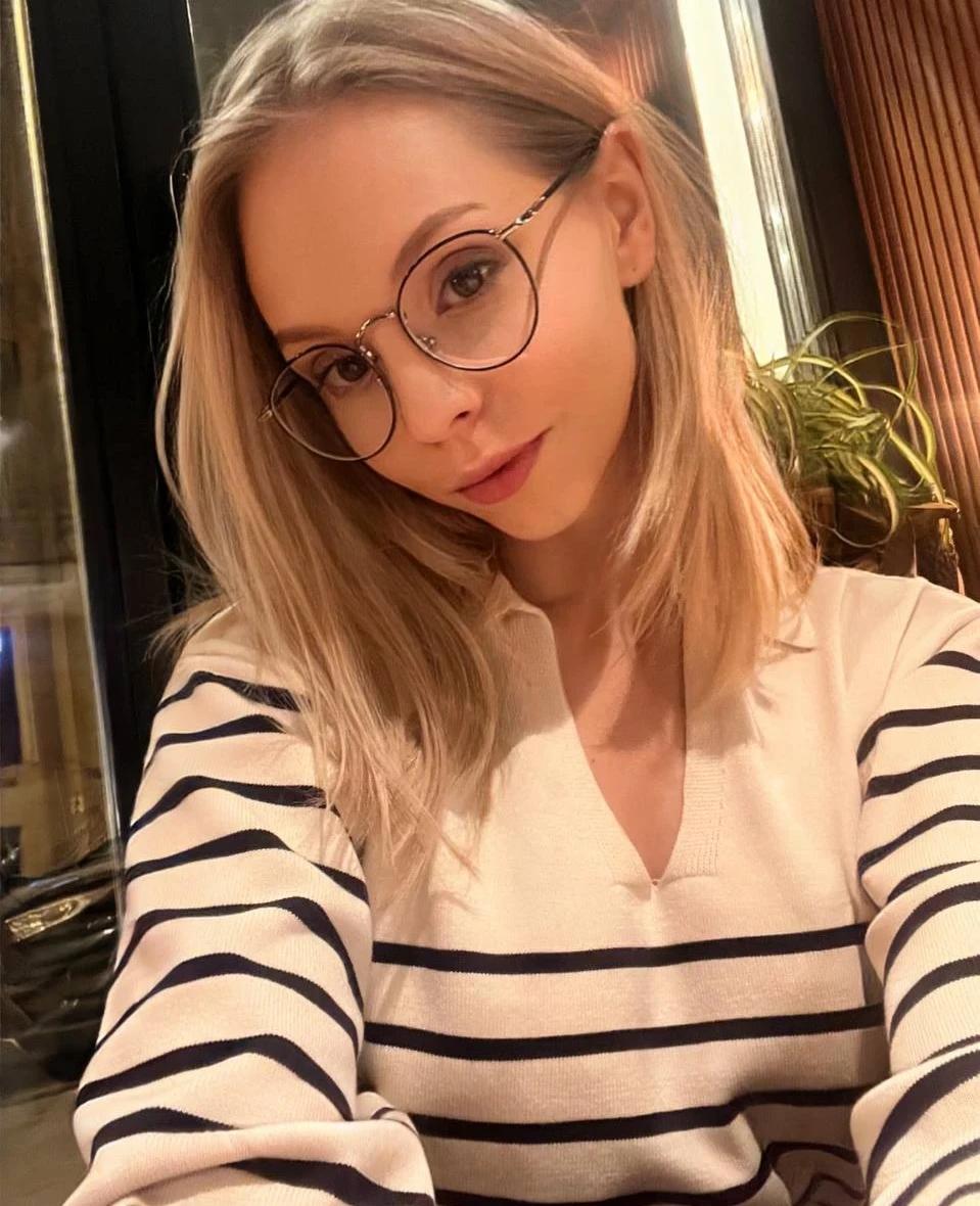 Блондинка дня: задумчивости миг